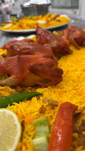 مندي حمام على رز أصفر مع فلفل وليمن